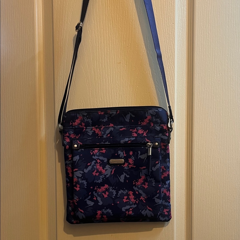 Baggallini Go Bagg With RFID Phone Wristlet